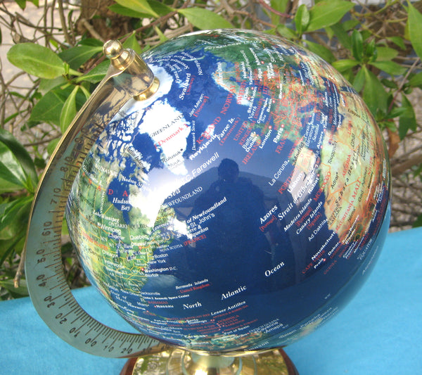 Edler Globus auf Holzstand H 47 cm- Messinggestell- blau