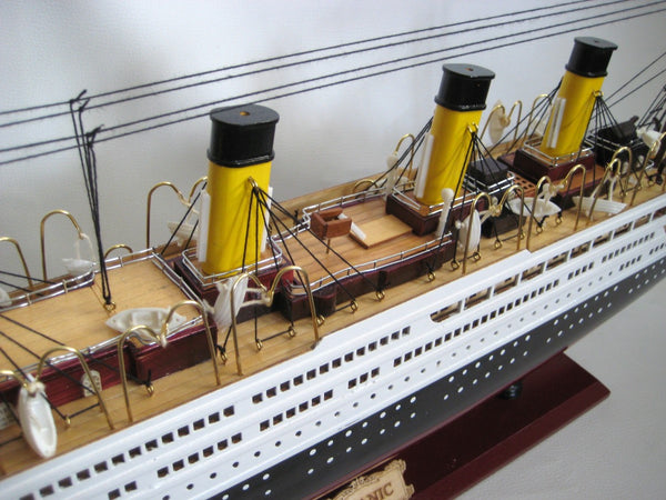 Großes Modell- Titanic- Schiffsmodell aus Holz- Gewicht 6000 g