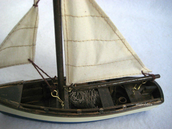 Kleines Fischerschiff- Schiffsmodell - Segler - Segelboot - Holzrumpf 20 cm