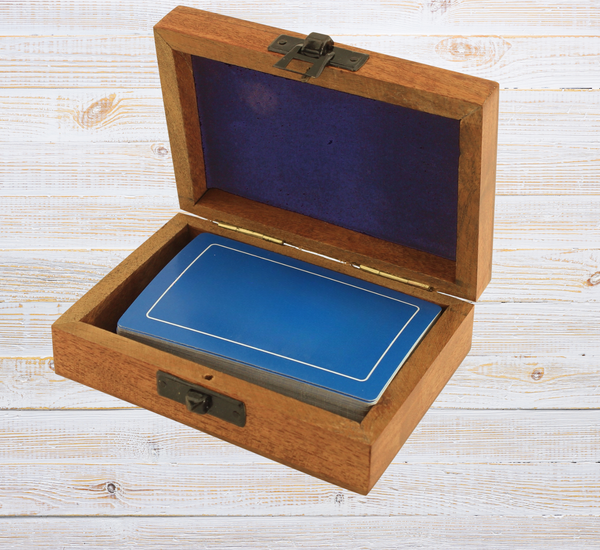 Kartenspiel in Holzbox mit Klappdeckel und Lasergravur - Spielkartenbox