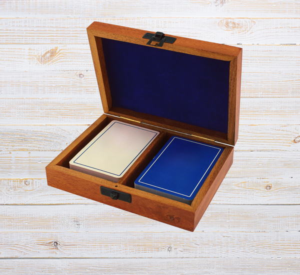 Doppeltes Kartenspiel in Holzbox mit Klappdeckel und Lasergravur - Spielkartenbox