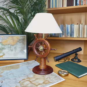 TOLLE Tischlampe- Schiffsleuchte- H 55 cm- elektrisch- maritim- Holz/Messing- Stoffschirm- Steuerrad