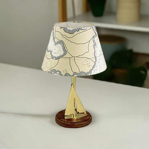 Tischlampe mit Fuß Segelyacht aus Messing/Holz- Schirm Seekarte H 50 cm