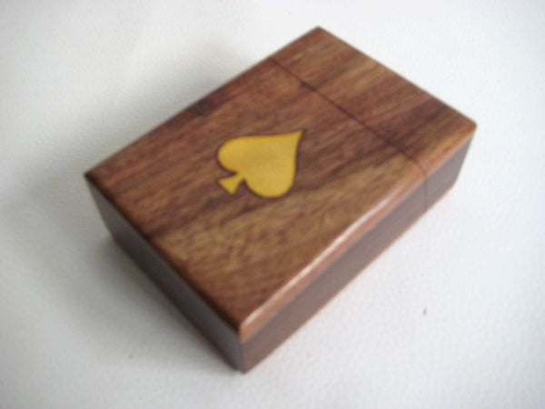 Klappbox aus Holz/Messing mit Kartenspiel