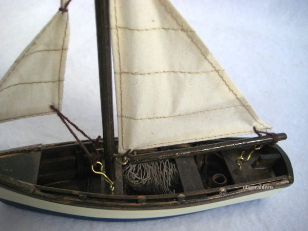 Kleines Fischerschiff- Schiffsmodell - Segler - Segelboot - Holzrumpf und Stoffsegel