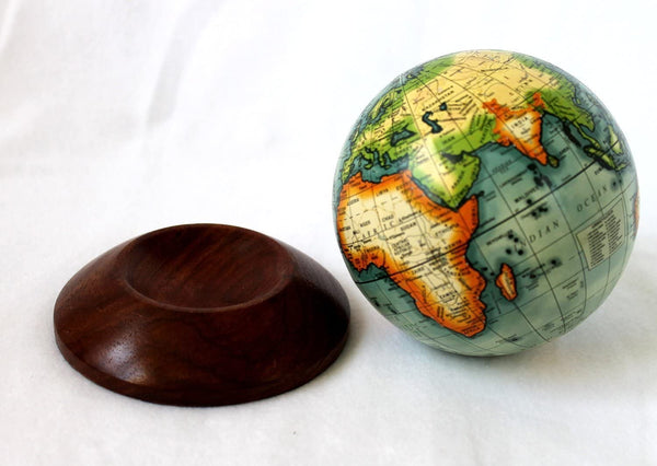 Kleiner Globus auf Holzsockel
