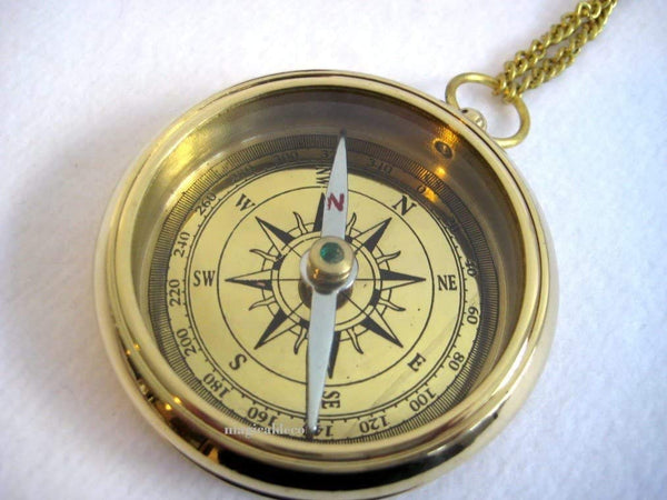 Kompass mit maritimer Gravur Rückseite in dekorativer Holzschatulle