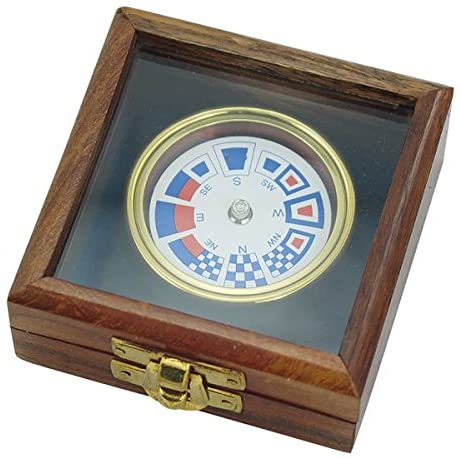 Kompass mit Flaggen aus Messing in dekorativer Holzbox