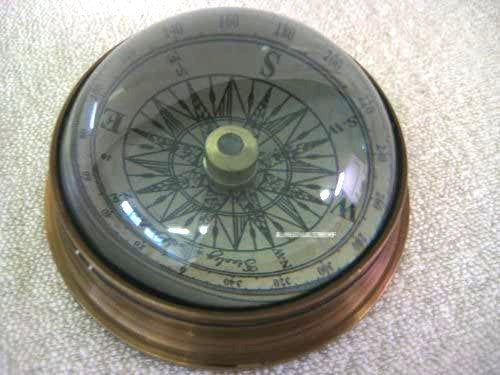 Kompass unter gewölbter Kuppel aus Glas- Antikmessing