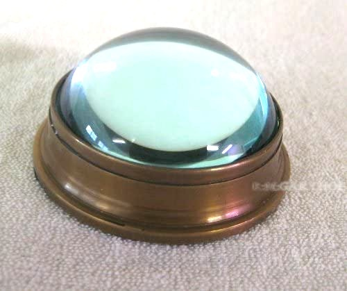Kompass unter gewölbter Kuppel aus Glas- Antikmessing