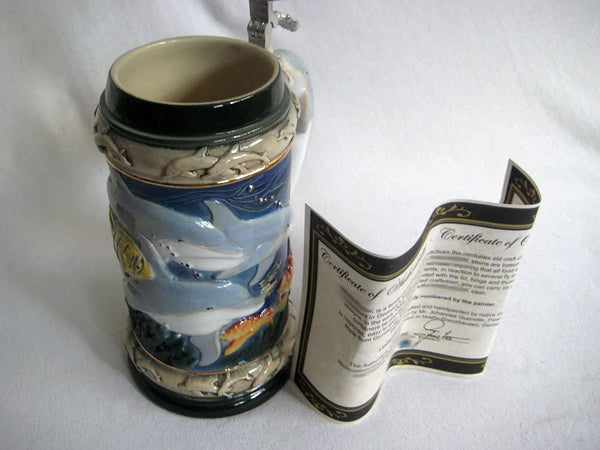 King- Aufwendiger Relief Bierseidel - Meerestiere- Fish, Dolphin- German Beer Stein, Beer Mug - Feinsteinzeug, handbemalt mit Deckel aus Zinn