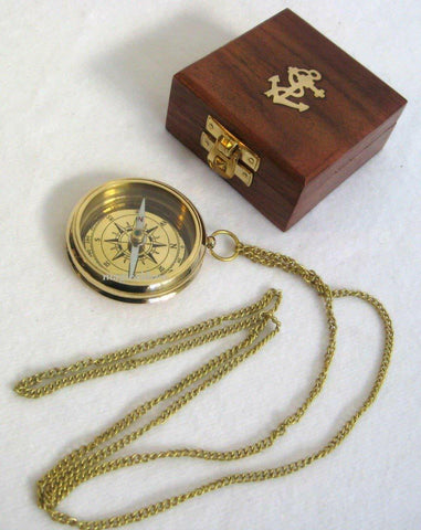 Kompass mit Kette und maritimer Gravur Rückseite 6 cm in Holzschatulle