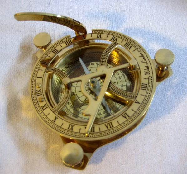 Sonnenuhr- Kompass in Holzschatulle 14x 14 cm- Gesamtgewicht 490 g