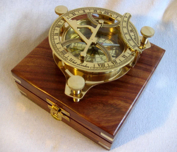 Sonnenuhr- Kompass in Holzschatulle 14x 14 cm- Gesamtgewicht 490 g