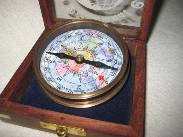 Edler Kompass - Alt- Messing- anlaufgeschützt in dekorativer Holzschatulle mit Glasdeckel